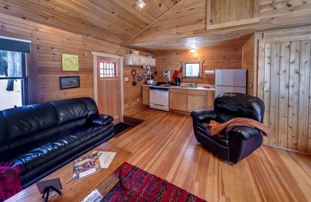 Charmant chalet en pin noueux sur la réserve forestière de 575 acres