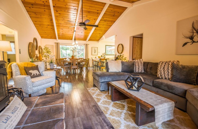 Knotty Pine-Pet Friendly w/ A/C and Hot Tub!