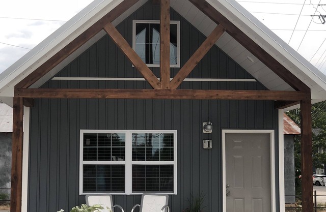 NOUVEAU The Knotty Squirrel Unit # 1 - 1BR Cabine W / Loft sur la place