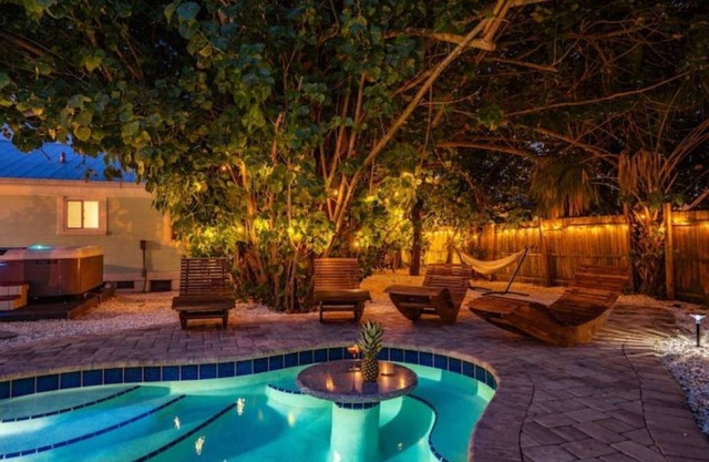 Kokomo Upscale Home with Heated Pool, spa, 2 kings, 5 Bdrm, Family Fun Backyard