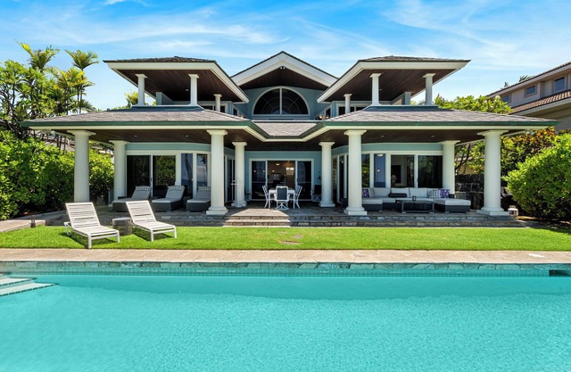Grande maison en bord de mer avec piscine, accès facile au centre-ville de Kona, à quelques pas des étangs de Keiki. Maison bleue