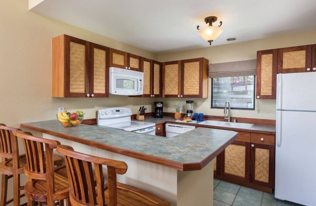 Kona Hawaiian Resort - Wyndham Timeshare 2 Bedroom Bungalow w/ Full Kitchen