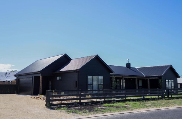 Kookaburra Beachhouse - Coastal Farmhouse Retreat