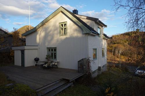 Koselig hus ved Kabelvågmarken
