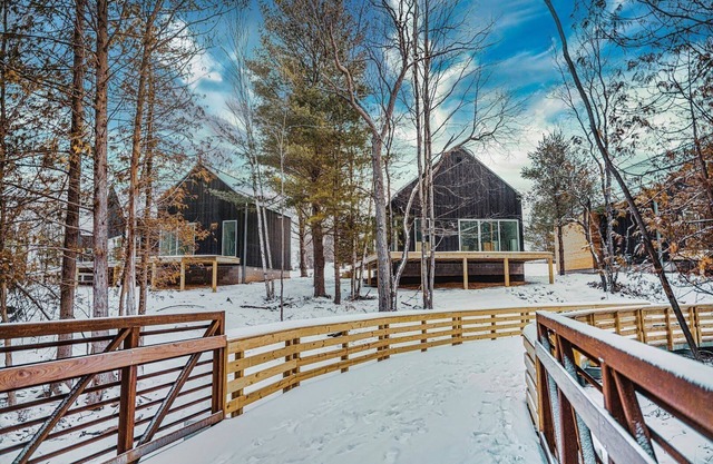 KOTI 11 (Two Bedroom) Traverse City's Scandinavian Cabins, vacation home on TART & mins to Traverse