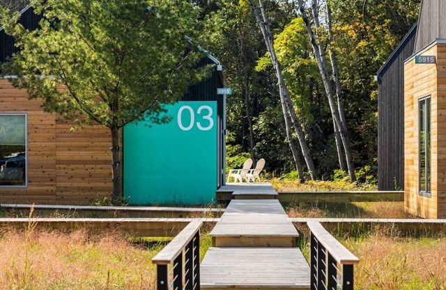 KOTI 3 (Two Bedroom) Traverse City's Scandinavian Cabins, vacation home on TART & mins to Traverse C
