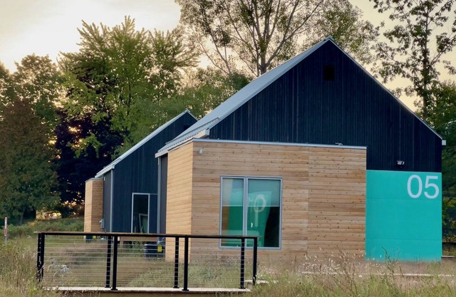 KOTI 5 (Two Bedroom) Traverse City's Scandinavian Cabins, vacation home on TART & mins to Traverse C