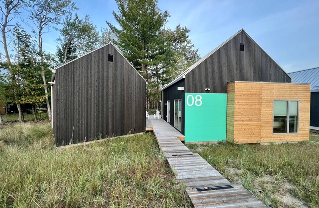 KOTI 8 (Three Bedroom) Traverse City's Scandinavian Cabins, vacation home on TART & mins to Traverse