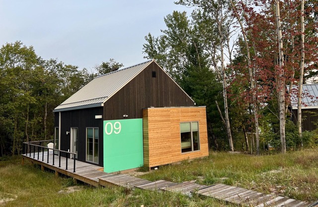 KOTI 9 (Two Bedroom) Traverse City's Scandinavian Cabins, vacation home on TART & mins to Traverse C