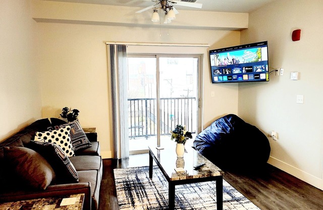 Kozy King w/ Patio- 4th Floor - Heart of CWE (424)