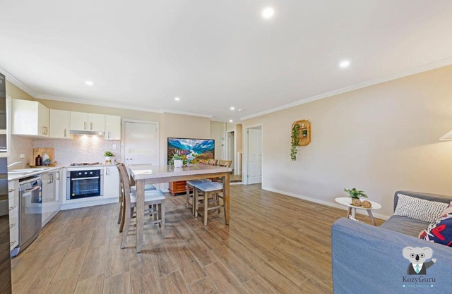 KOZYGURU Arncliffe 3 BED Begonia Cottage With FREE Parking