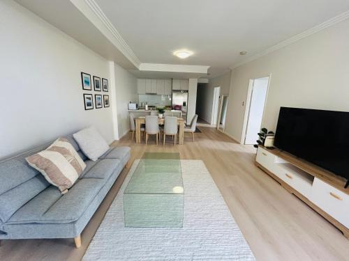 KozyGuru | Homebush West | 3Bed 2Bath Apt +Parking