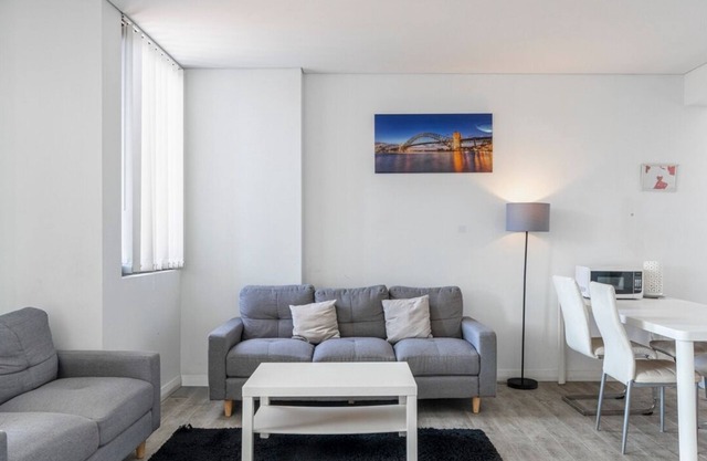 KozyGuru | Rosebery | Stylish Apt with Parking