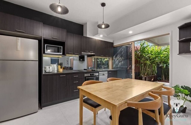 KozyGuru | Spring Hill | Cosy 1 Bed1Bath