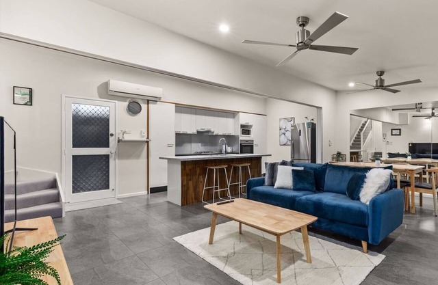 KozyGuru | Spring Hill | 2 Bed 2.5 Bath