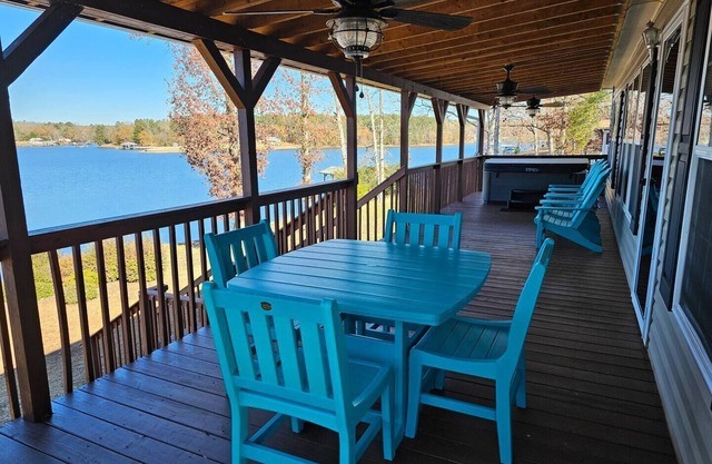 Kristen's Lakeside Retreat with hot tub!