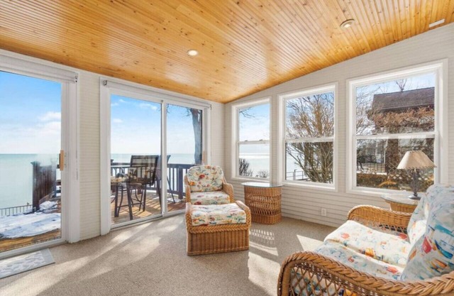 Krusty Krab! Lakefront Getaway, Walk to Downtown!
