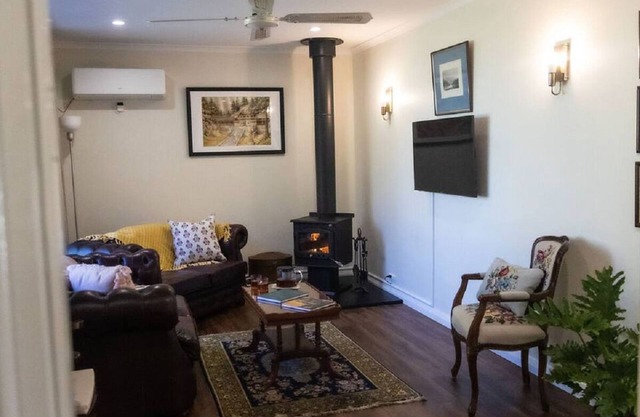 KW Cottage: Adelaide Hills Cozy.