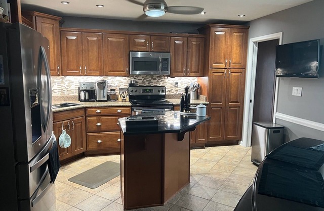 KY Derby Rental 3-bedroom house in superb Louisville with AC, WiFi, fitness room