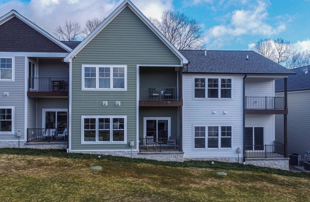 KY Lakeview townhome in upscale community, minutes from dining & activities!