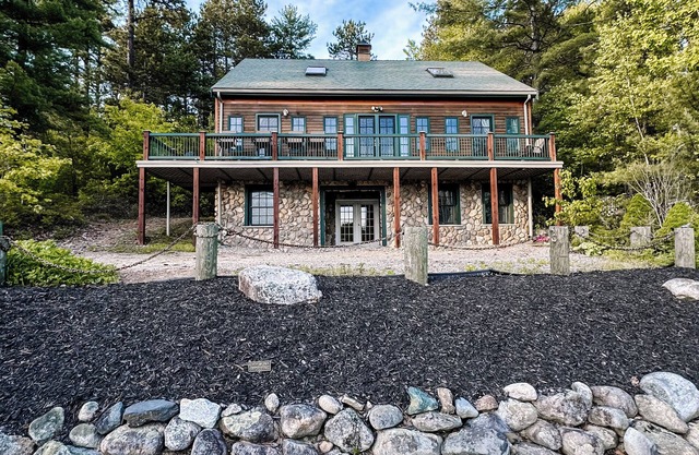 ☀️L A K A T I O N⚓️WATERFRONT- TRAILS- KAYAKS-PADDLEBOARDS-DOCK-🐟LAKES REGION NH ⛰️