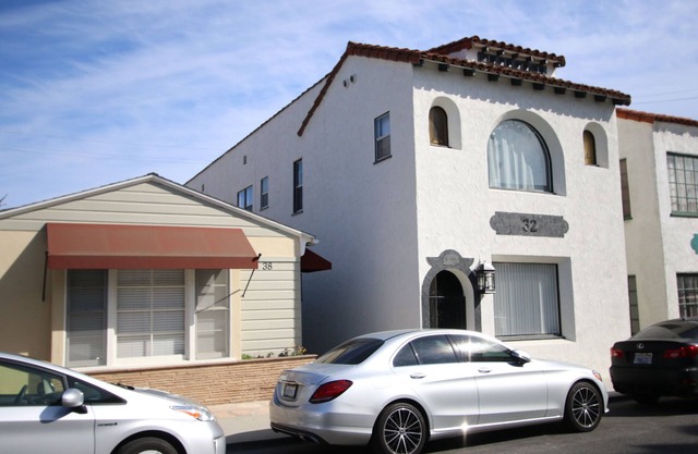 L@@K 2 minute walk to the BEACH and the party street called 2nd Street!