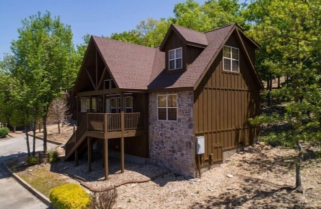 Sentez-vous majestueux dans ce magnifique lodge de 4 chambres à Stonebridge!