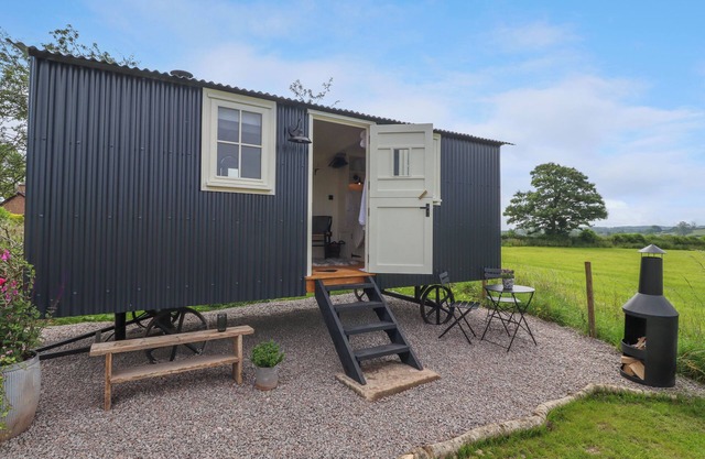 LA'AL LING, romantic, with hot tub in Penrith