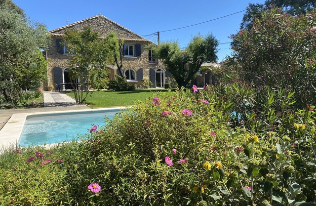Maison de caractère avec piscine chauffée pool house et jardin clotûré