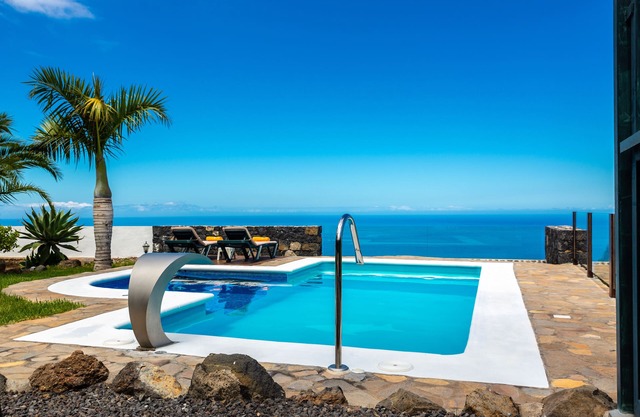 Casa Rural La Capellana avec piscine privée chauffée, sauna et vue sur la mer