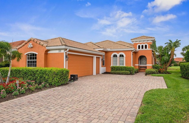 La Casa Cipriani - beautiful home with heated pool and lake view