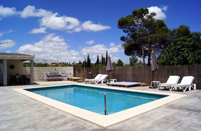 MAISON DANS LE CENTRE D'ANDALUCíA, PLAGE À 20 MINUTES, PISCINE, JARDIN, BBQ, WIFI GRATUIT