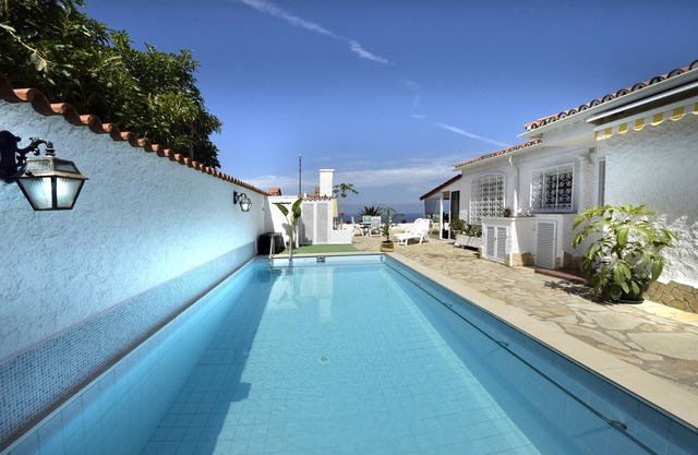 Bungalow dans un endroit très calme avec vue imprenable sur la mer et piscine chauffée