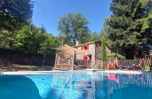La Clède gite en pleine nature, piscine privée, internet, baignoire balnéo
