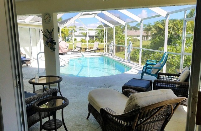 La Dolce Vita vous attend dans cette maison de piscine immaculée sur le canal d'eau douce