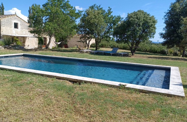 Belle ferme en pierre restaurée au milieu des chênes truffiers et de la lavande