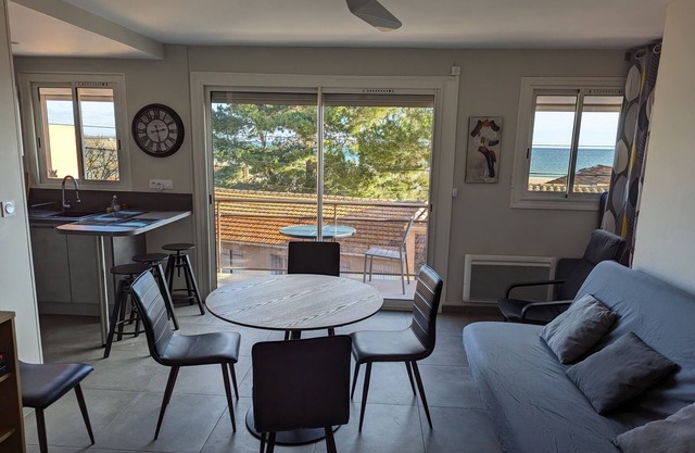 Plage à 70 mètres, appartement tout confort avec balcon et belle vue sur mer.