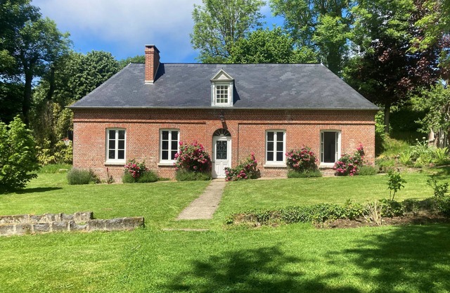 La Lanterne, spacieuse maison en briques, dans un écrin vert
