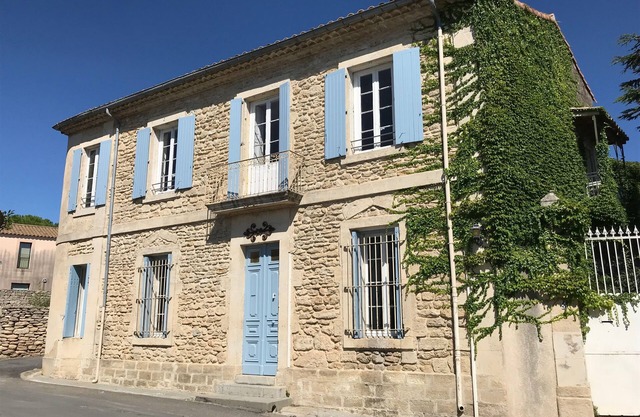 la maison Junas: belle maison de village avec jardin