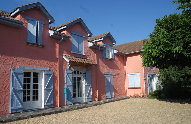 Ferme de caractère avec piscine privée et de beaux jardins