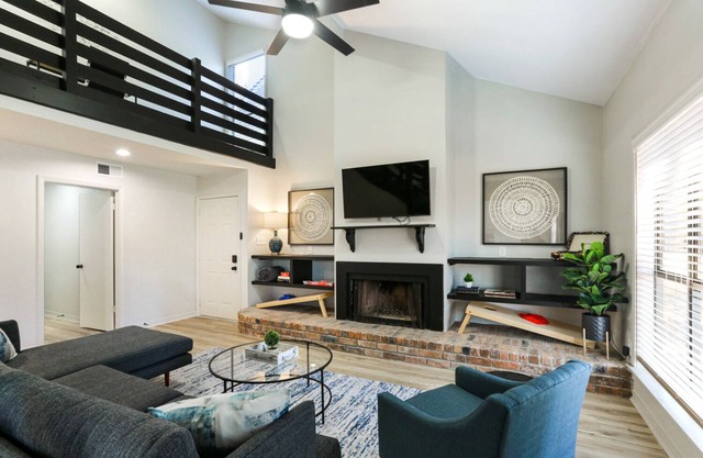 La Maison Sharleaux - Gorgeous Modern Home with Yard and Games!