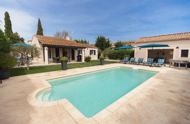 LA MOURIESENNE:Villa de plain-pied-Piscine Chauffée privée au centre du village