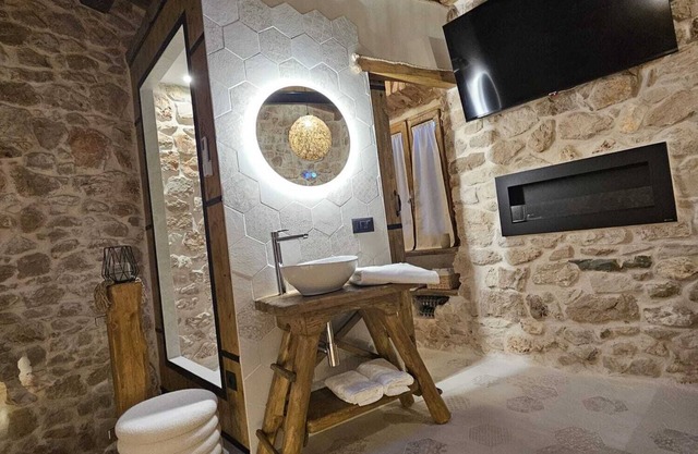 La Nuit d'Amélie.... a cozy retreat with hot tub.....