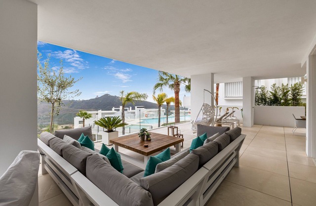 La Perla de Palo Alto - New | Views | Outdoor Jacuzzi