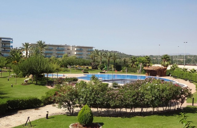 La Pineda : appartement résidentiel, piscine, 200 m plage, Port Aventura, paddle-tennis, mini-golf, pétanque, basket, football...