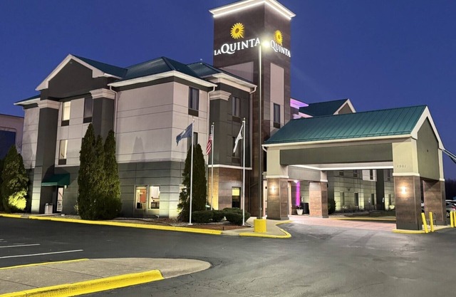 La Quinta Inn & Suites by Wyndham Louisville East