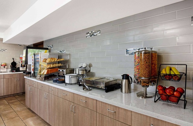 La Quinta Inn & Suites by Wyndham Las Vegas Red Rock