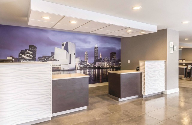 La Quinta Inn & Suites by Wyndham Cleveland - Airport North