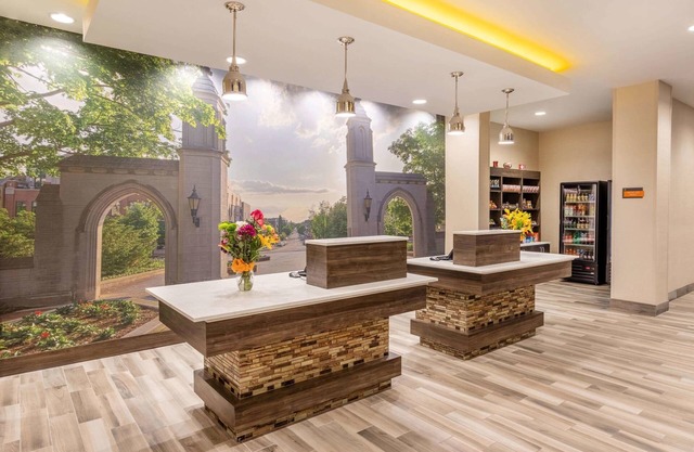 La Quinta Inn & Suites by Wyndham Bloomington