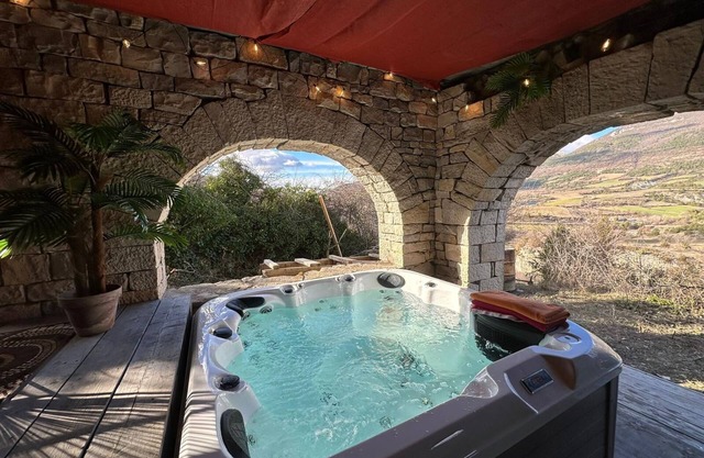 La Sarrasine jacuzzi et piscine chauffée, grande terrasse avec vue